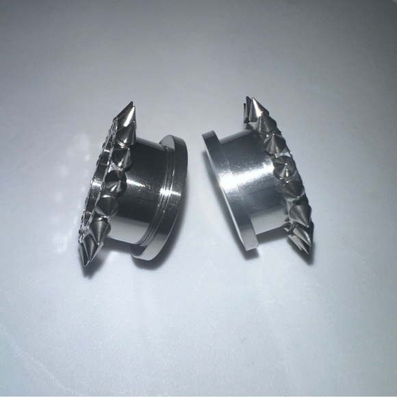 New 18 mm Ear Plugs piercings Earrings lobes never worn - Picture 5 of 6